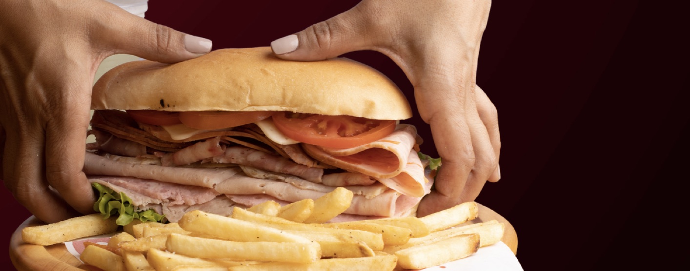 Sándwich de ocho carnes con papas