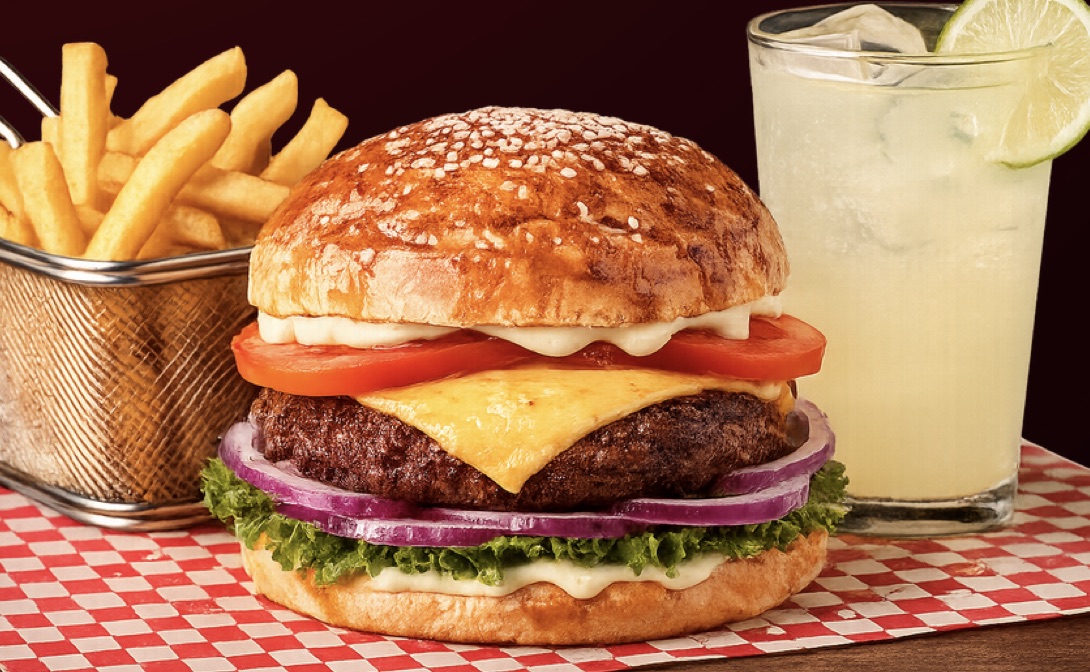 Hamburguesa con papas y limonada